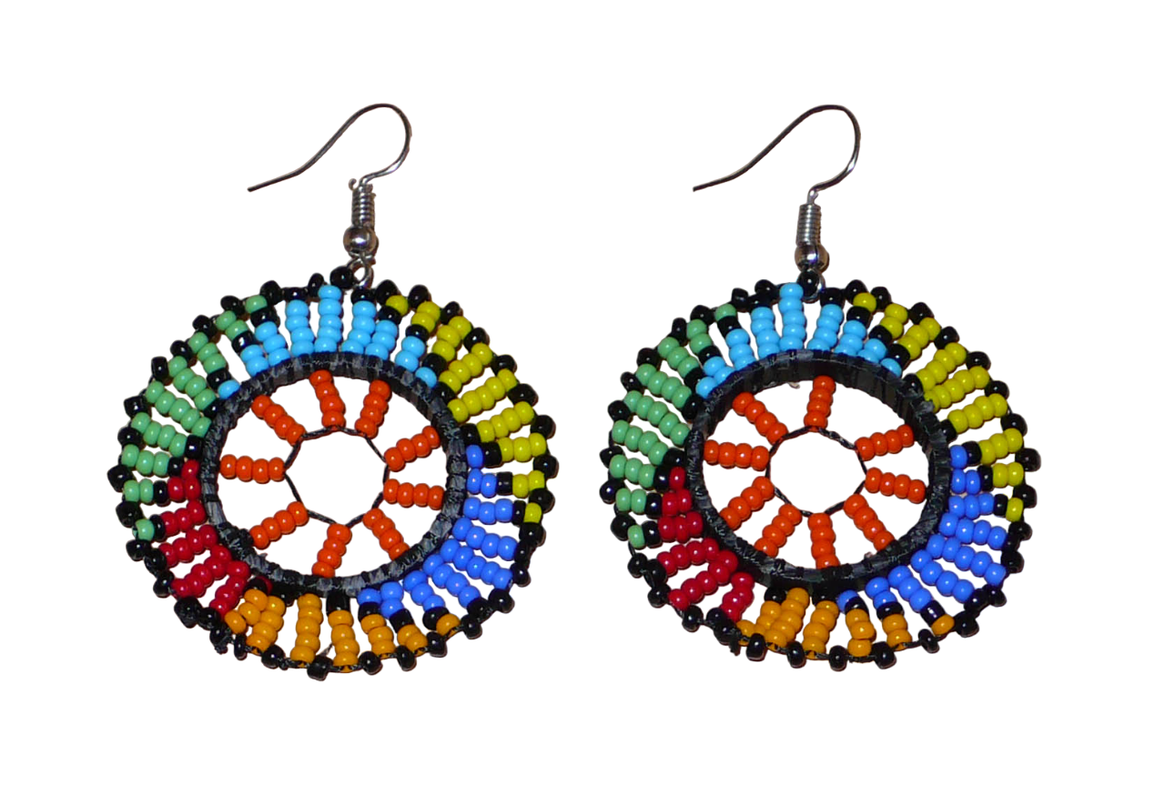 Boucles d'oreilles africaines rondes à motifs ethniques zoulous composées de perles de rocaille orange et multicolores glissées sur des fils de nylon fixés sur des structures circulaires en plastique. Elles mesurent 6 cm de long et 4 cm de large et se portent sur des oreilles percées.