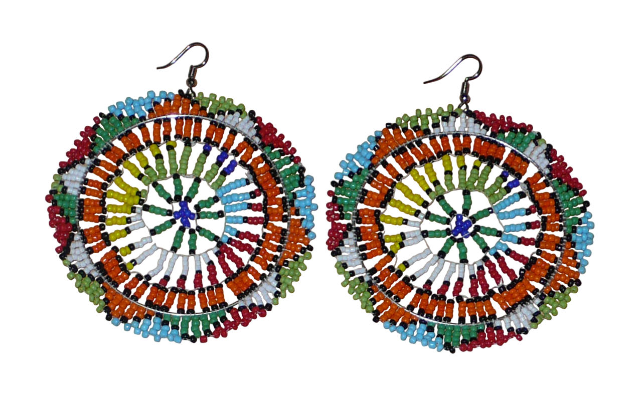 Boucles d'oreilles sud-africaines rondes surdimensionnées à motifs zoulous composées de perles de rocaille multicolores. Longues et larges, elles mesurent 10 cm de long et 8,5 cm de large, et se portent sur des oreilles percées.