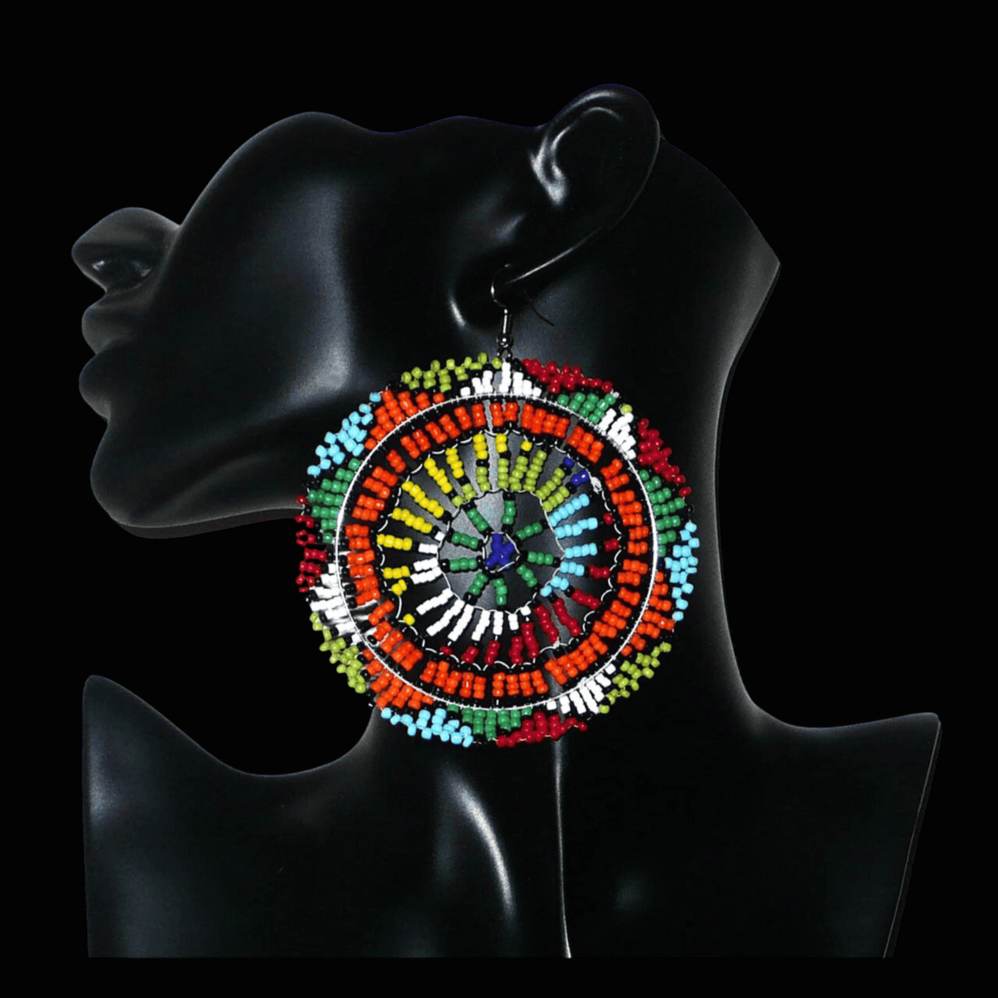 Boucles d'oreilles sud-africaines rondes surdimensionnées à motifs zoulous composées de perles de rocaille multicolores. Longues et larges, elles mesurent 10 cm de long et 8,5 cm de large, et se portent sur des oreilles percées.