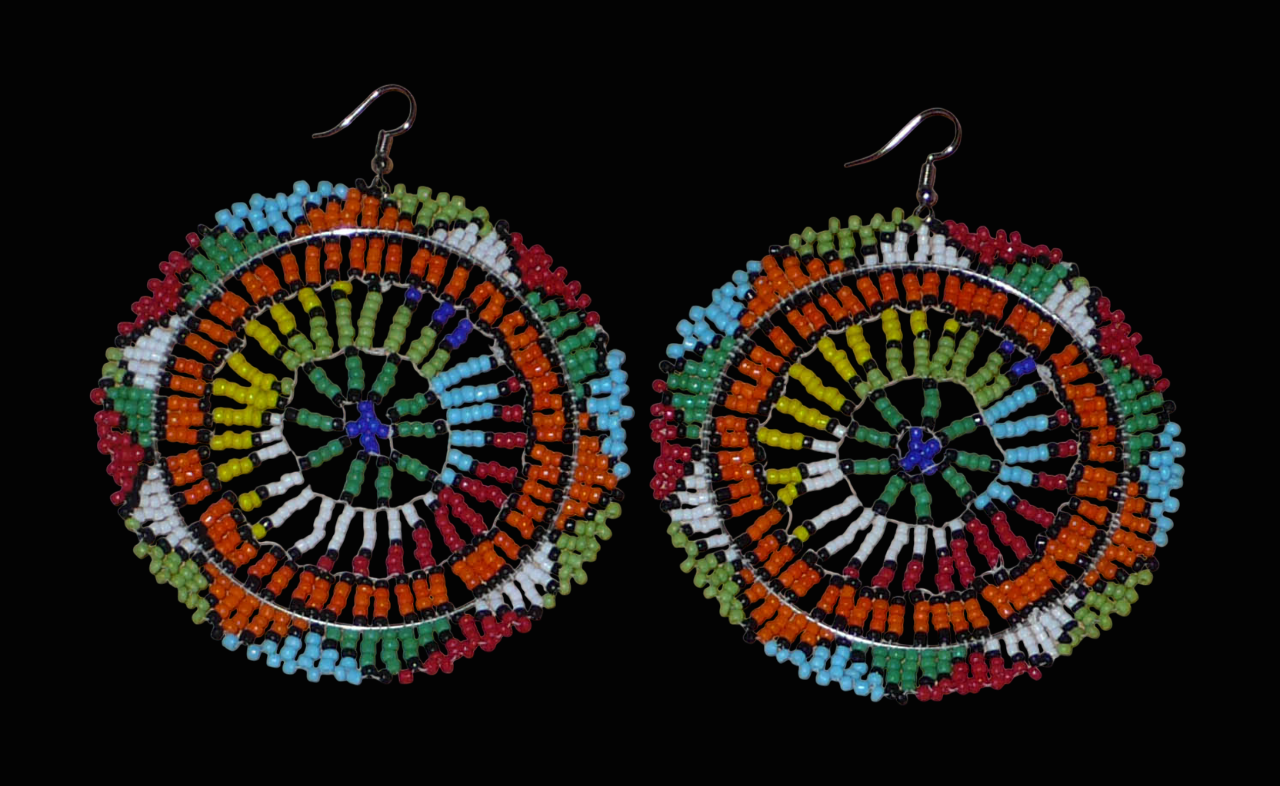 Boucles d'oreilles sud-africaines rondes surdimensionnées à motifs zoulous composées de perles de rocaille multicolores. Longues et larges, elles mesurent 10 cm de long et 8,5 cm de large, et se portent sur des oreilles percées.