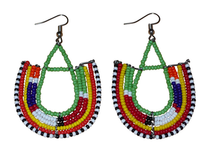 Cette paire de boucles d'oreilles africaines traditionnelles Massai riches en couleurs, de conception artisanale kenyane, apportera une touche tribale à votre look ! Elles se composent de perles de rocaille vertes et multicolores glissées sur des structures géométriques en fils de fer montés en forme d'ancres. Ces boucles d'oreilles mesurent 7.5 cm de long et 4.5 cm de large, et se portent avec des crochets en acier inoxydable sur des oreilles percées.