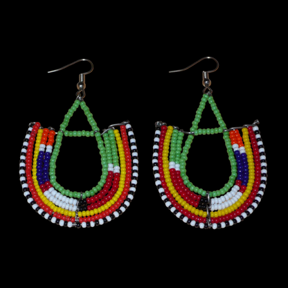 Cette paire de boucles d'oreilles africaines traditionnelles Massai riches en couleurs, de conception artisanale kenyane, apportera une touche tribale à votre look ! Elles se composent de perles de rocaille vertes et multicolores glissées sur des structures géométriques en fils de fer montés en forme d'ancres. Ces boucles d'oreilles mesurent 7.5 cm de long et 4.5 cm de large, et se portent avec des crochets en acier inoxydable sur des oreilles percées.