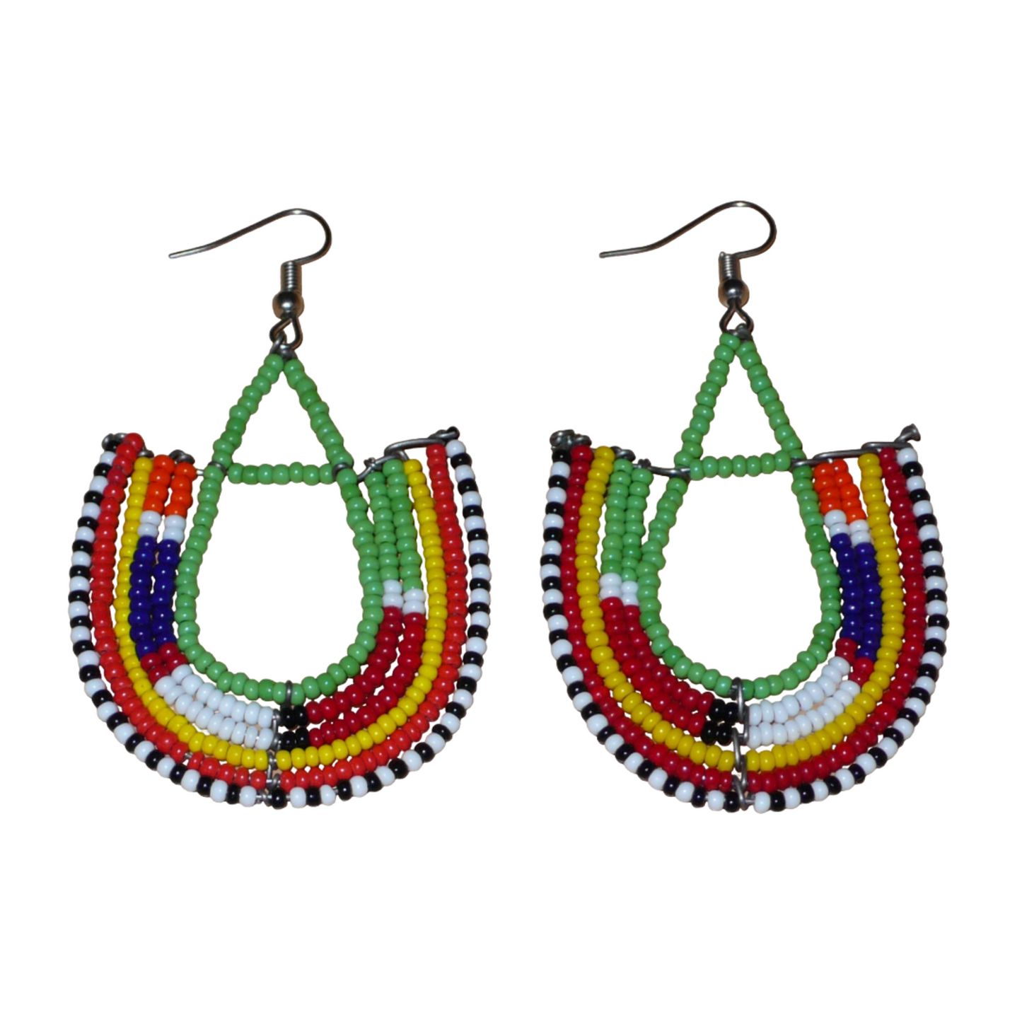 Cette paire de boucles d'oreilles africaines traditionnelles Massai riches en couleurs, de conception artisanale kenyane, apportera une touche tribale à votre look ! Elles se composent de perles de rocaille vertes et multicolores glissées sur des structures géométriques en fils de fer montés en forme d'ancres. Ces boucles d'oreilles mesurent 7.5 cm de long et 4.5 cm de large, et se portent avec des crochets en acier inoxydable sur des oreilles percées.