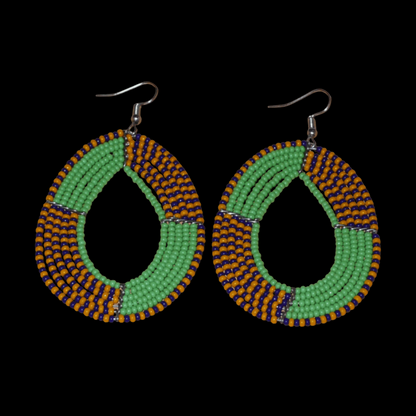 Boucles d'oreilles tricolores multi-rangs en perles de rocaille vertes, orange et bleu marine ; elles mesurent 8 cm de long et 5 cm de large et se portent sur des oreilles percées.