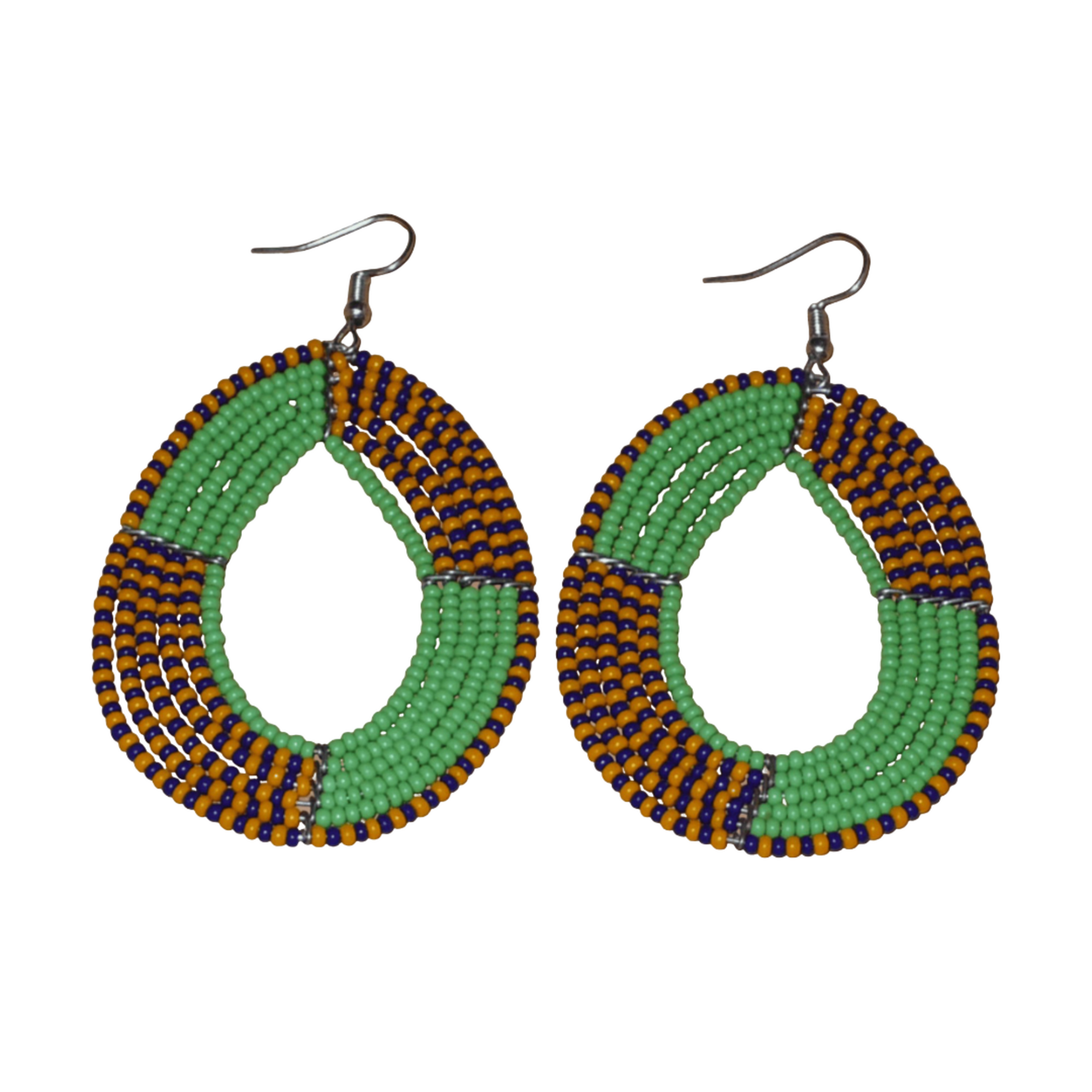 Boucles d'oreilles tricolores multi-rangs en perles de rocaille vertes, orange et bleu marine ; elles mesurent 8 cm de long et 5 cm de large et se portent sur des oreilles percées.