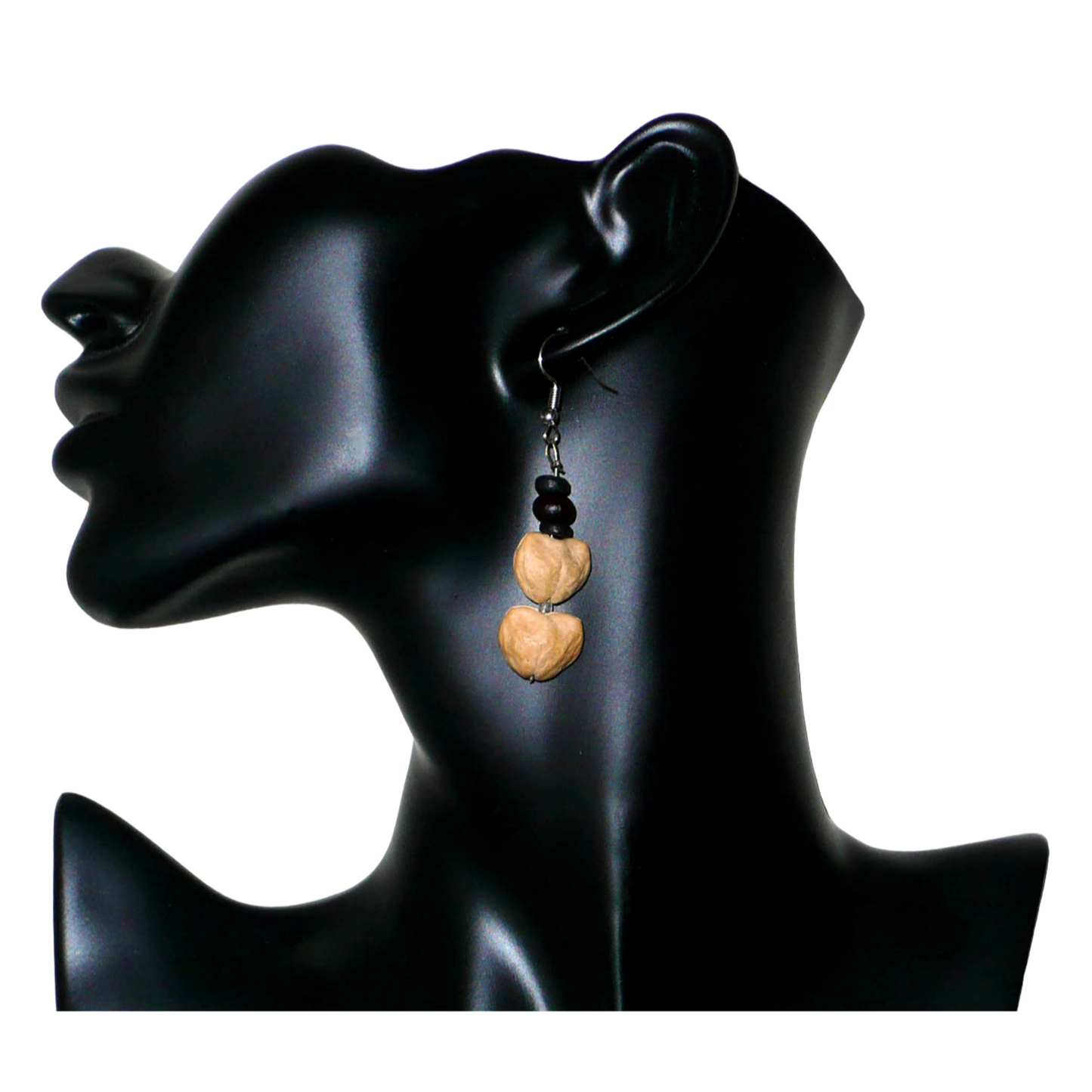 Boucles d'oreilles afro-caribéennes composées de perles de noix de coco et de graines organiques. De taille moyenne, ces boucles d'oreilles aux accents résolument exotiques mesurent 6 cm de long et 1,5 cm de large ; elles se portent avec des crochets en acier inoxydable sur des oreilles percées.