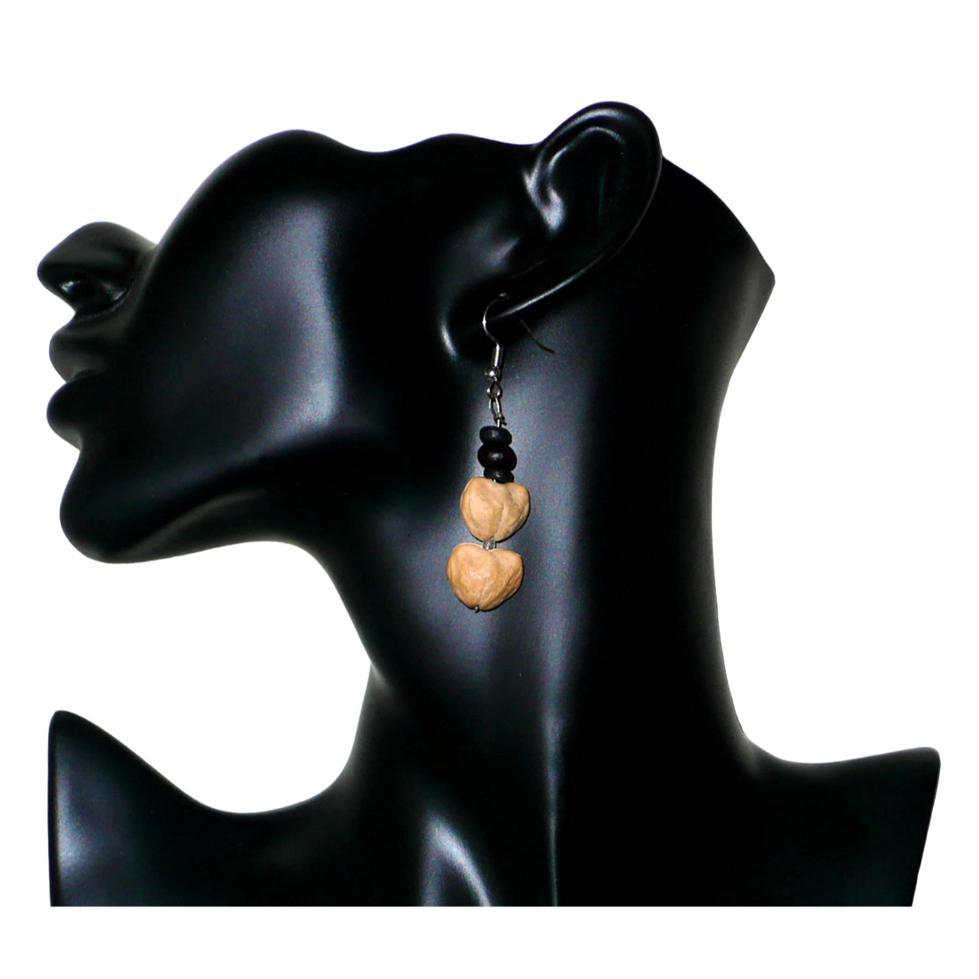 Boucles d'oreilles afro-caribéennes composées de perles de noix de coco et de graines organiques. De taille moyenne, ces boucles d'oreilles aux accents résolument exotiques mesurent 6 cm de long et 1,5 cm de large ; elles se portent avec des crochets en acier inoxydable sur des oreilles percées.