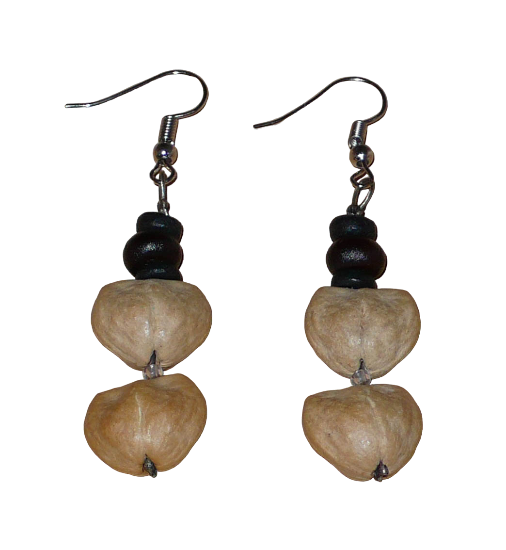 Boucles d'oreilles afro-caribéennes composées de perles de noix de coco et de graines organiques. De taille moyenne, ces boucles d'oreilles aux accents résolument exotiques mesurent 6 cm de long et 1,5 cm de large ; elles se portent avec des crochets en acier inoxydable sur des oreilles percées.