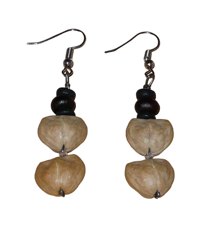 Boucles d'oreilles afro-caribéennes composées de perles de noix de coco et de graines organiques. De taille moyenne, ces boucles d'oreilles aux accents résolument exotiques mesurent 6 cm de long et 1,5 cm de large ; elles se portent avec des crochets en acier inoxydable sur des oreilles percées.