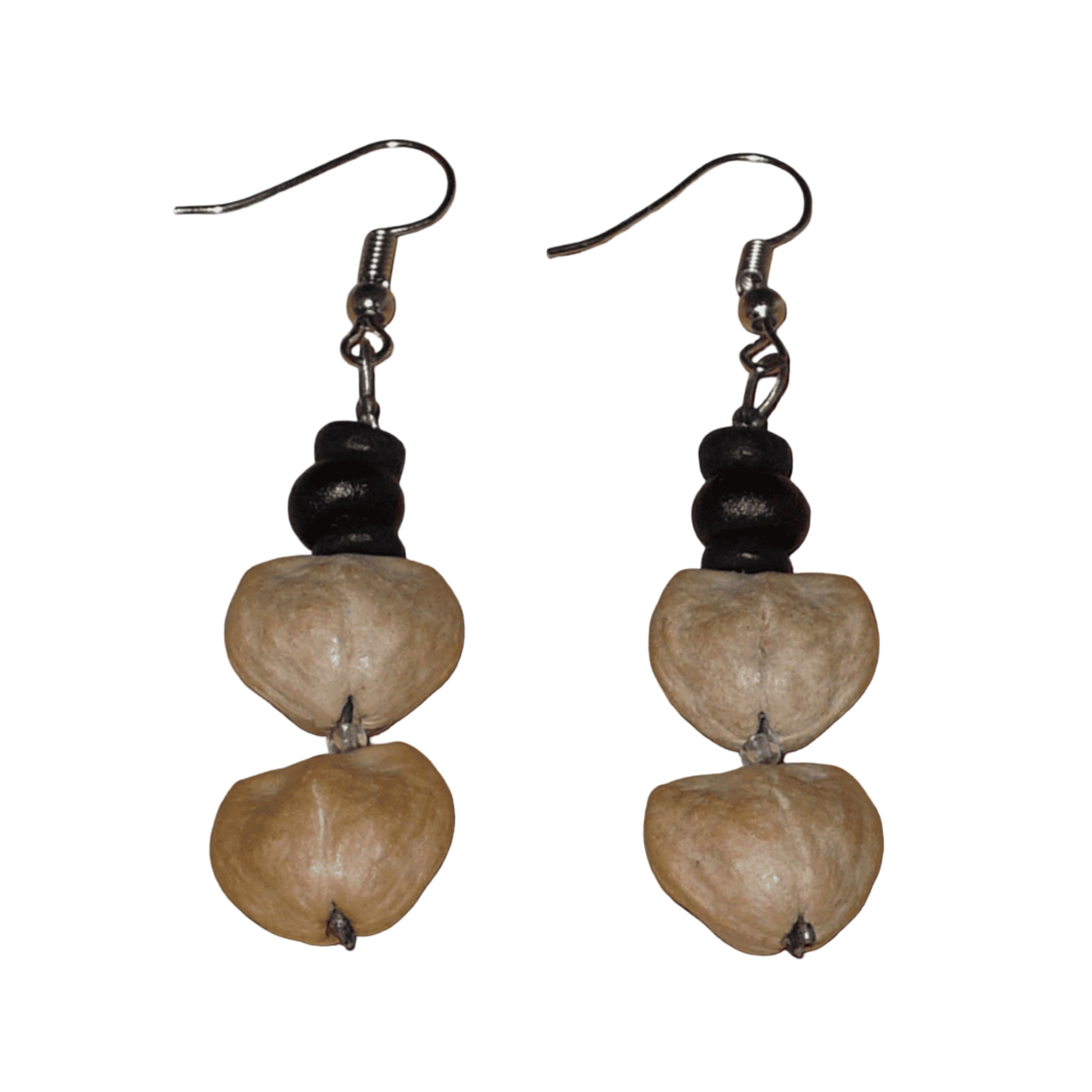 Boucles d'oreilles afro-caribéennes composées de perles de noix de coco et de graines organiques. De taille moyenne, ces boucles d'oreilles aux accents résolument exotiques mesurent 6 cm de long et 1,5 cm de large ; elles se portent avec des crochets en acier inoxydable sur des oreilles percées.