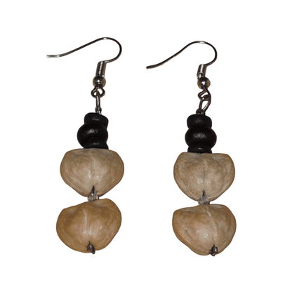 Boucles d'oreilles afro-caribéennes composées de perles de noix de coco et de graines organiques. De taille moyenne, ces boucles d'oreilles aux accents résolument exotiques mesurent 6 cm de long et 1,5 cm de large ; elles se portent avec des crochets en acier inoxydable sur des oreilles percées.