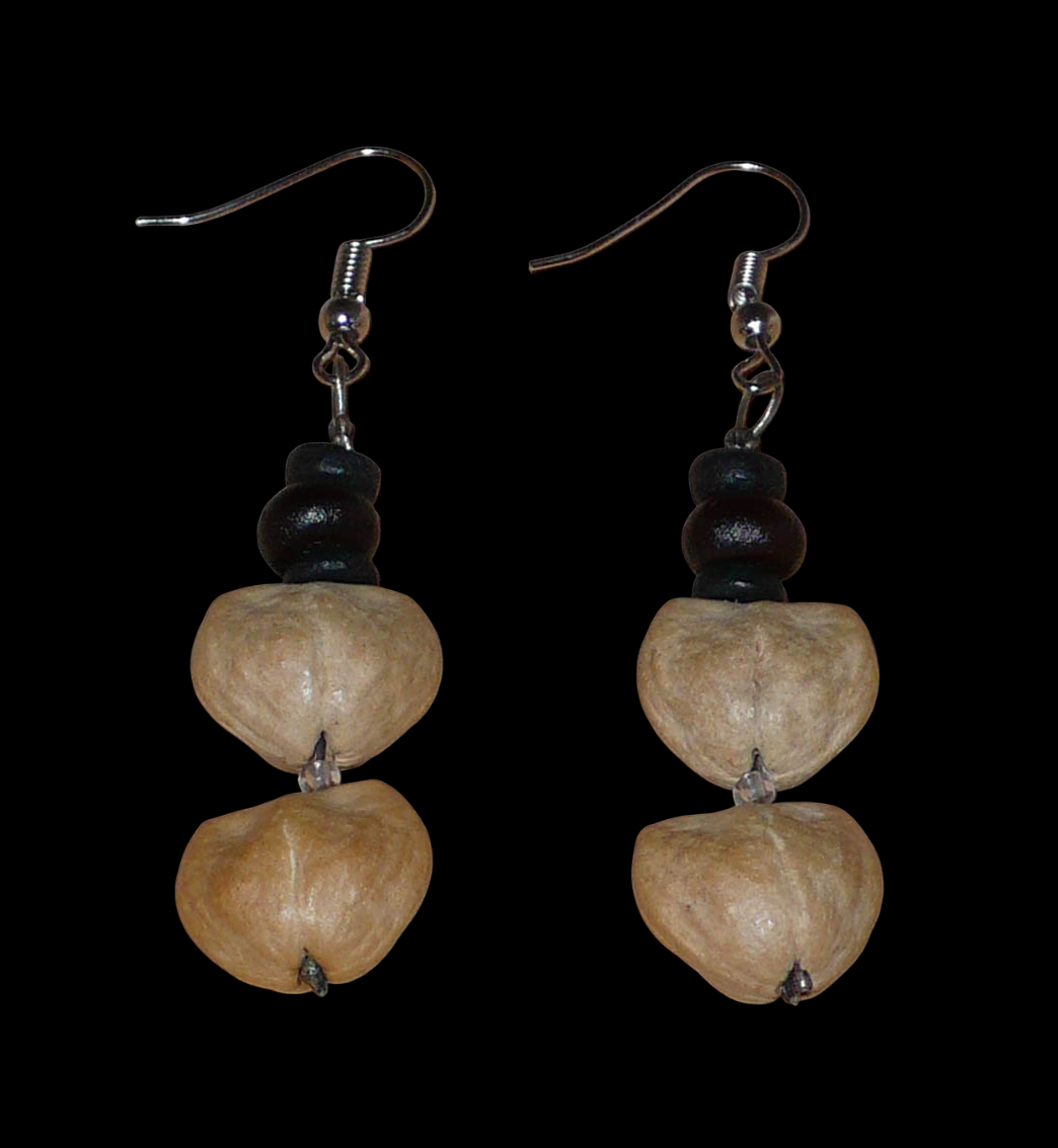 Boucles d'oreilles afro-caribéennes composées de perles de noix de coco et de graines organiques. De taille moyenne, ces boucles d'oreilles aux accents résolument exotiques mesurent 6 cm de long et 1,5 cm de large ; elles se portent avec des crochets en acier inoxydable sur des oreilles percées.