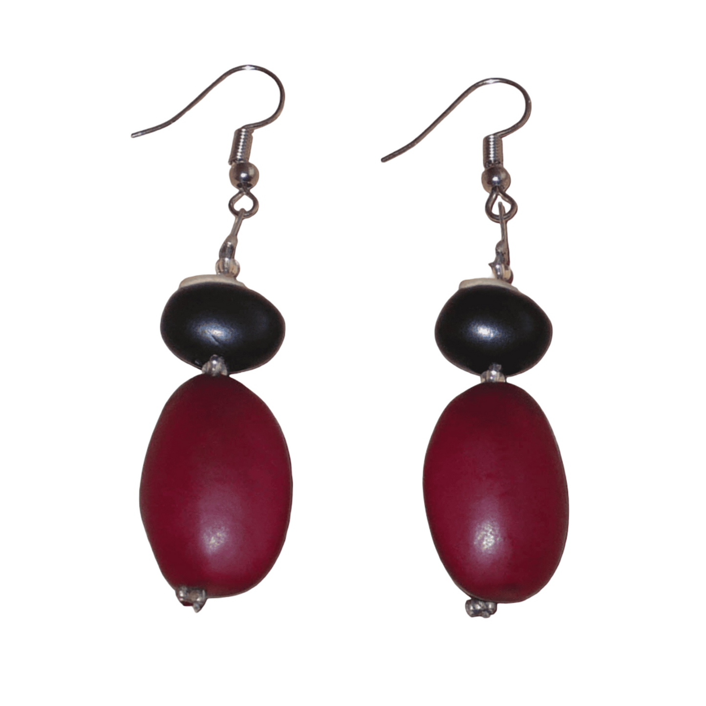 Boucles d'oreilles afro-caribéennes composées de perles et de graines tropicales (graines du Bengale et de Gogan). De taille moyenne, ces boucles d'oreilles mesurent 6 cm de long et 1,5 cm de large ; elles se portent avec des crochets en acier inoxydable sur des oreilles percées.