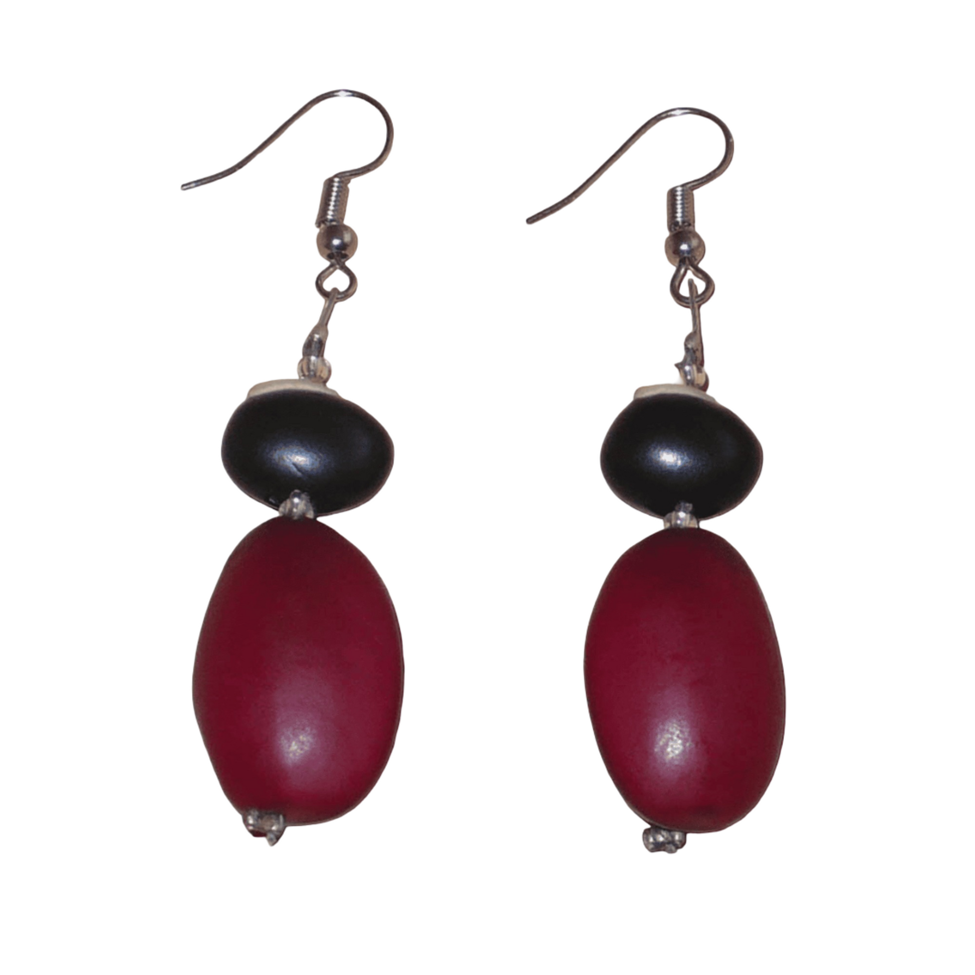 Boucles d'oreilles afro-caribéennes composées de perles et de graines tropicales (graines du Bengale et de Gogan). De taille moyenne, ces boucles d'oreilles mesurent 6 cm de long et 1,5 cm de large ; elles se portent avec des crochets en acier inoxydable sur des oreilles percées.