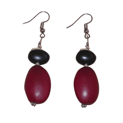 Boucles d'oreilles afro-caribéennes composées de perles et de graines tropicales (graines du Bengale et de Gogan). De taille moyenne, ces boucles d'oreilles mesurent 6 cm de long et 1,5 cm de large ; elles se portent avec des crochets en acier inoxydable sur des oreilles percées.