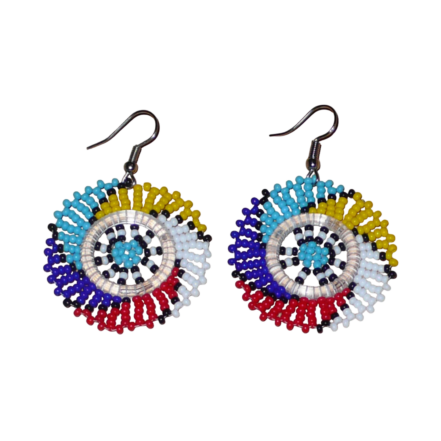 Boucles d'oreilles sud-africaines rondes composées de perles de rocaille multicolores. Elles mesurent 5,5 cm de long et 4 cm de large, et se portent sur des oreilles percées.