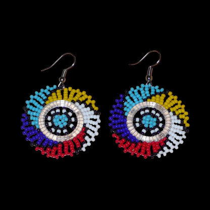 Boucles d'oreilles sud-africaines rondes composées de perles de rocaille multicolores. Elles mesurent 5,5 cm de long et 4 cm de large, et se portent sur des oreilles percées.