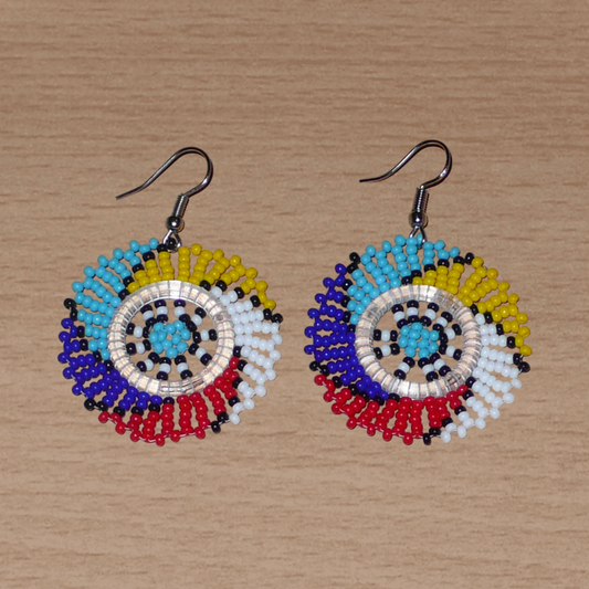 Boucles d'oreilles sud-africaines rondes composées de perles de rocaille multicolores. Elles mesurent 5,5 cm de long et 4 cm de large, et se portent sur des oreilles percées.