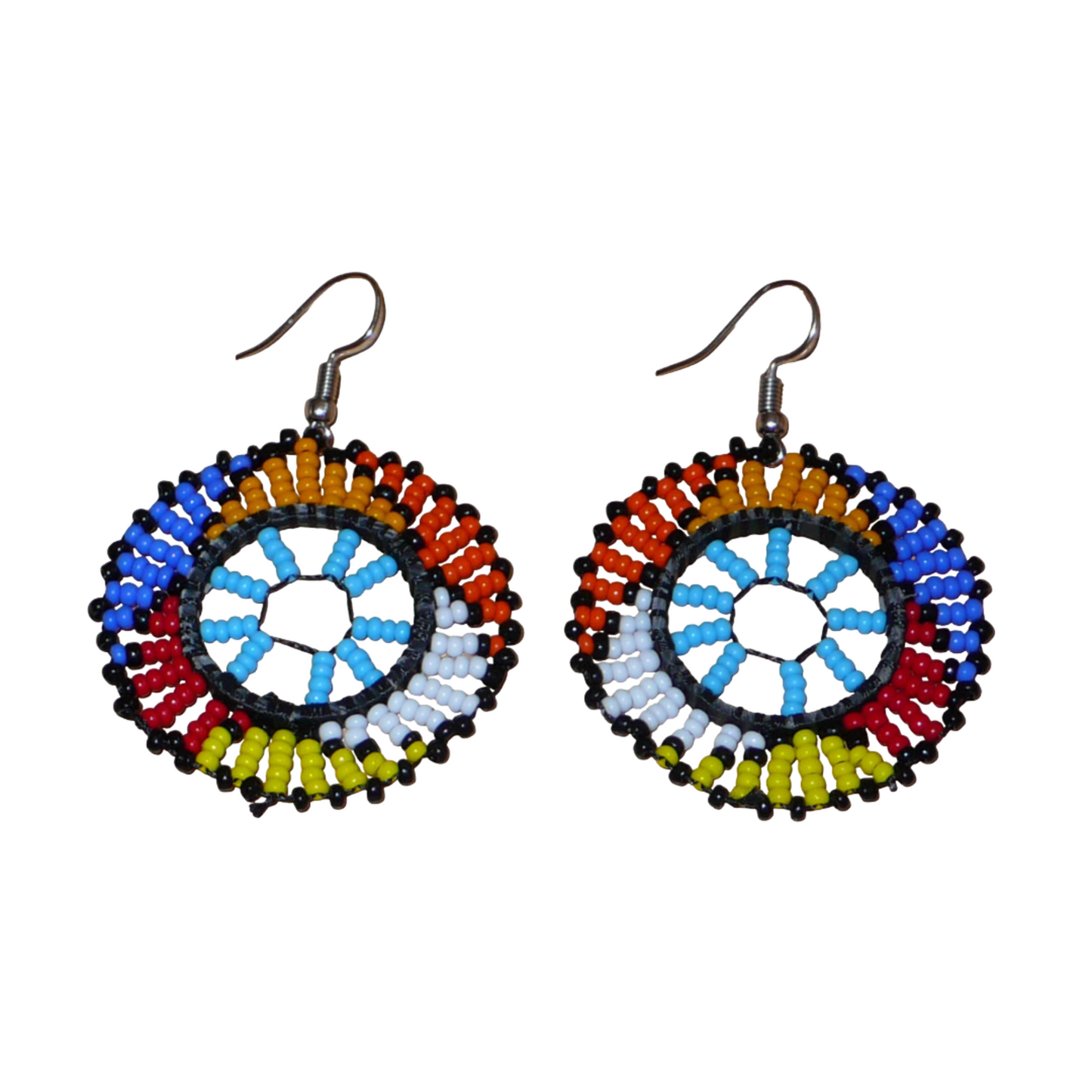 Boucles d'oreilles ethniques rondes à motifs zoulous composées de perles de rocaille bleu ciel et multicolores. De taille moyenne et légères à porter, elles mesurent 6 cm de long et 4 cm de large.