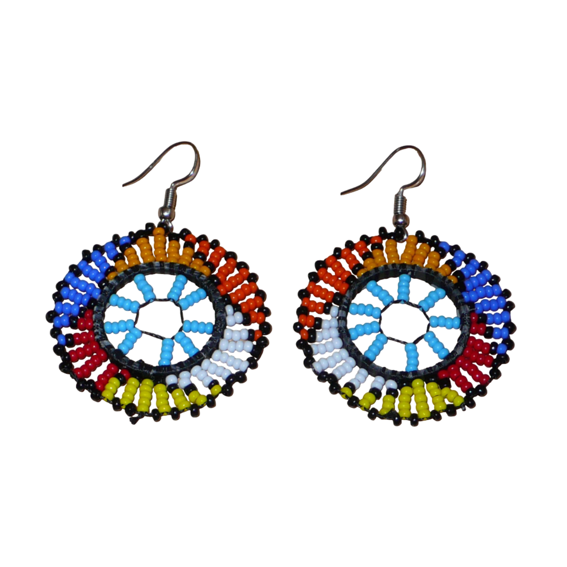 Boucles d'oreilles ethniques rondes à motifs zoulous composées de perles de rocaille bleu ciel et multicolores. De taille moyenne et légères à porter, elles mesurent 6 cm de long et 4 cm de large.
