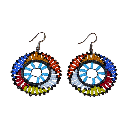 Boucles d'oreilles ethniques rondes à motifs zoulous composées de perles de rocaille bleu ciel et multicolores. De taille moyenne et légères à porter, elles mesurent 6 cm de long et 4 cm de large.