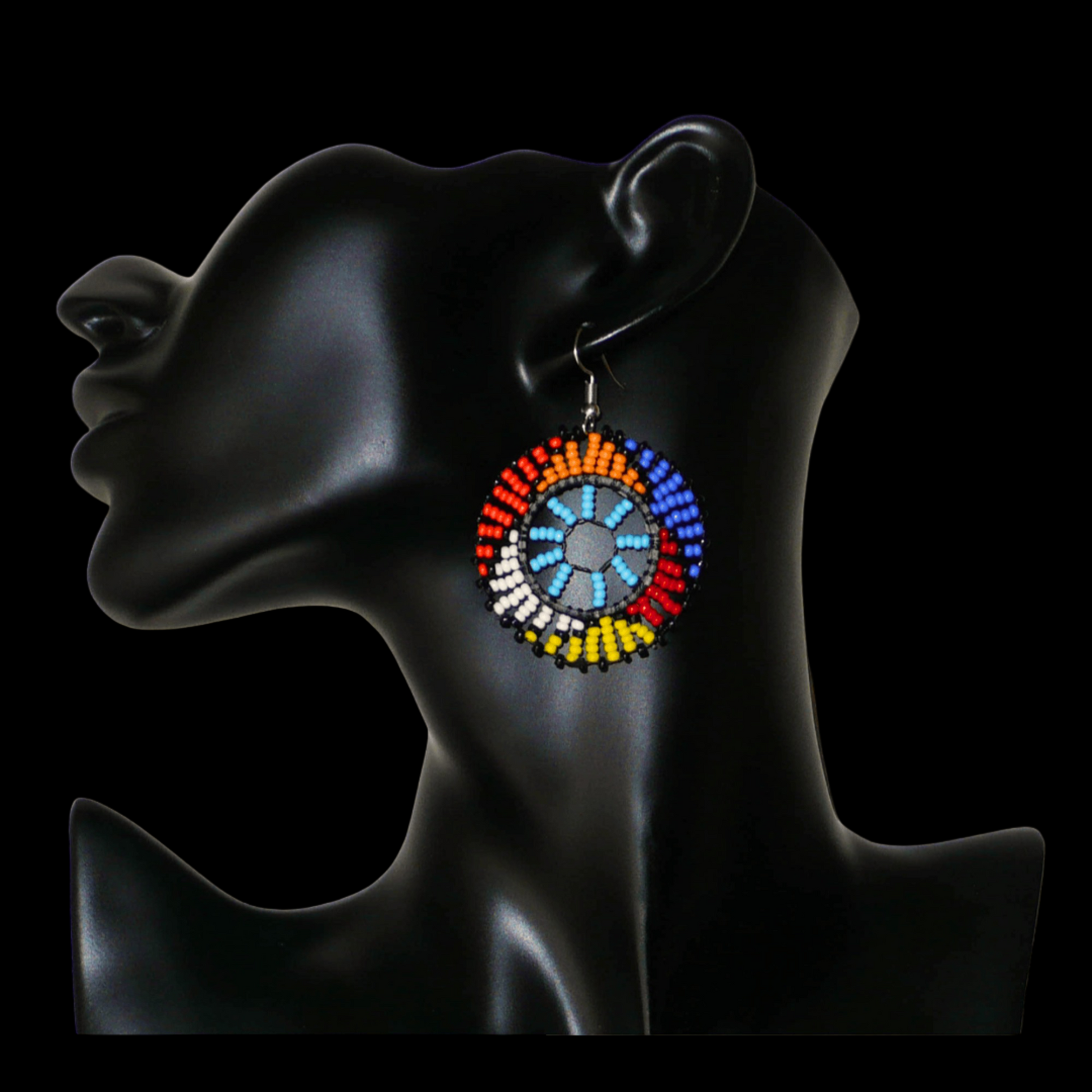 Boucles d'oreilles ethniques rondes à motifs zoulous composées de perles de rocaille bleu ciel et multicolores. De taille moyenne et légères à porter, elles mesurent 6 cm de long et 4 cm de large.