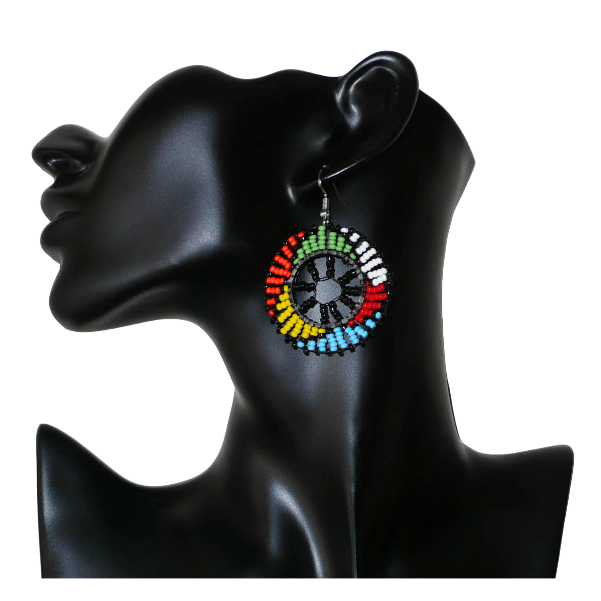 Boucles d'oreilles ethniques rondes à motifs zoulous composées de perles de rocaille noires et multicolores. De taille moyenne et légères à porter, elles mesurent 6 cm de long et 4 cm de large.