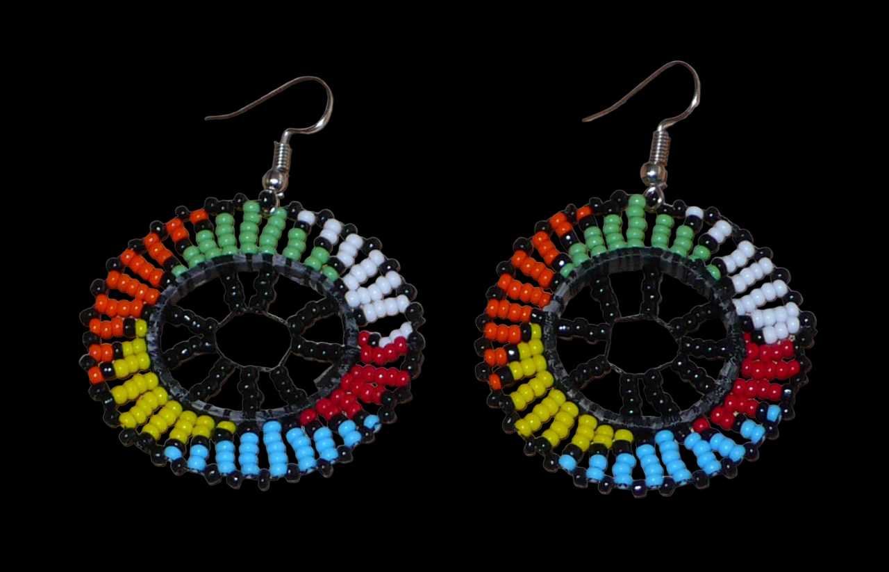 Boucles d'oreilles ethniques rondes à motifs zoulous composées de perles de rocaille noires et multicolores. De taille moyenne et légères à porter, elles mesurent 6 cm de long et 4 cm de large. 