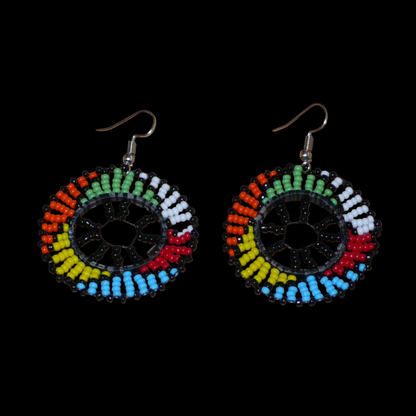 Boucles d'oreilles ethniques rondes à motifs zoulous composées de perles de rocaille noires et multicolores. De taille moyenne et légères à porter, elles mesurent 6 cm de long et 4 cm de large. 