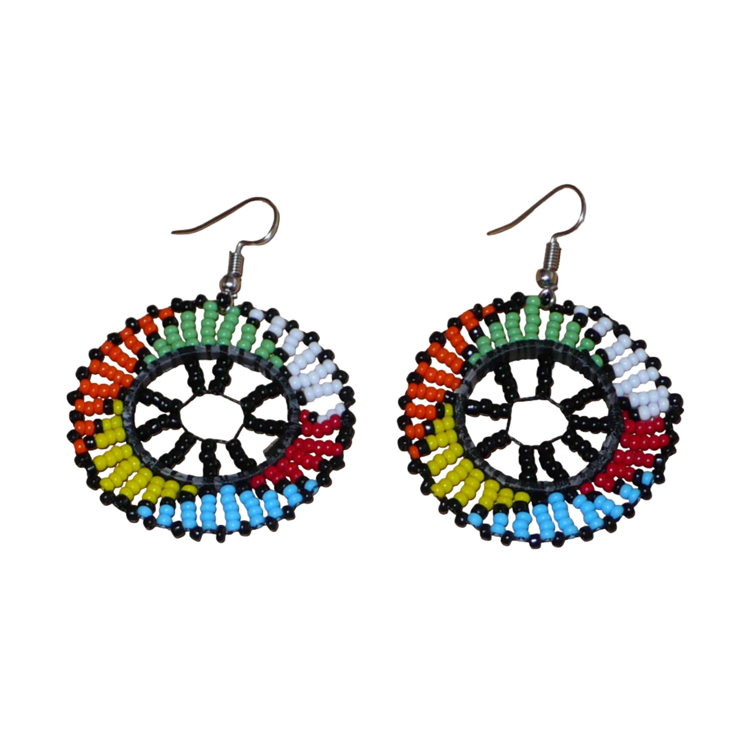 Boucles d'oreilles ethniques rondes à motifs zoulous composées de perles de rocaille noires et multicolores. De taille moyenne et légères à porter, elles mesurent 6 cm de long et 4 cm de large. 