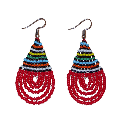 Boucles d'oreilles sud-africaines rouges et multicolores composées de perles de rocaille tissées en forme de gouttes. Elles mesurent 7 cm de long et 2,5 cm de large et se portent sur des oreilles percées.