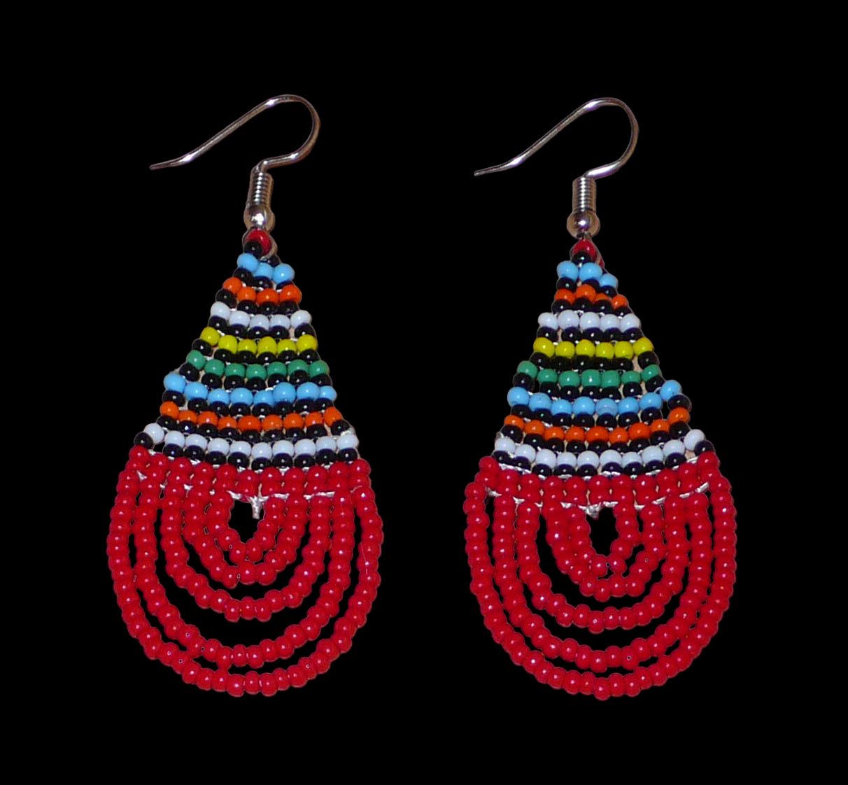 Boucles d'oreilles sud-africaines rouges et multicolores composées de perles de rocaille tissées en forme de gouttes. Elles mesurent 7 cm de long et 2,5 cm de large et se portent sur des oreilles percées.