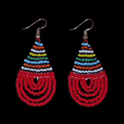 Boucles d'oreilles sud-africaines rouges et multicolores composées de perles de rocaille tissées en forme de gouttes. Elles mesurent 7 cm de long et 2,5 cm de large et se portent sur des oreilles percées.