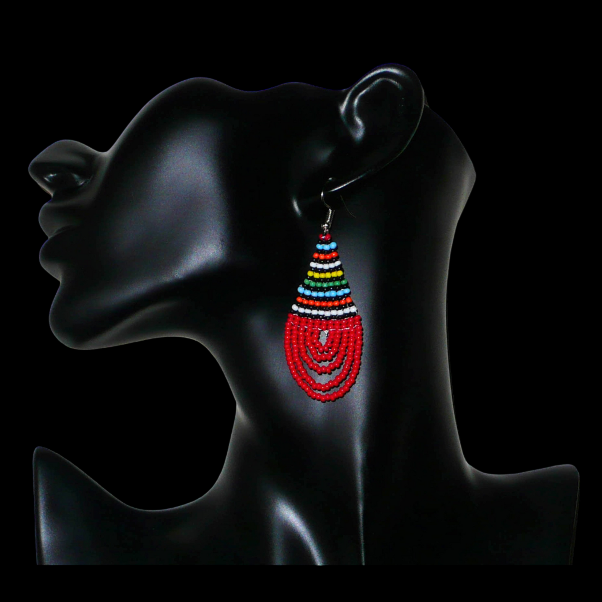 Boucles d'oreilles sud-africaines rouges et multicolores composées de perles de rocaille tissées en forme de gouttes. Elles mesurent 7 cm de long et 2,5 cm de large et se portent sur des oreilles percées.
