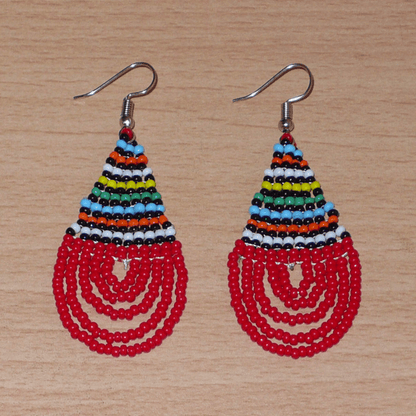 Boucles d'oreilles sud-africaines rouges et multicolores composées de perles de rocaille tissées en forme de gouttes. Elles mesurent 7 cm de long et 2,5 cm de large et se portent sur des oreilles percées.