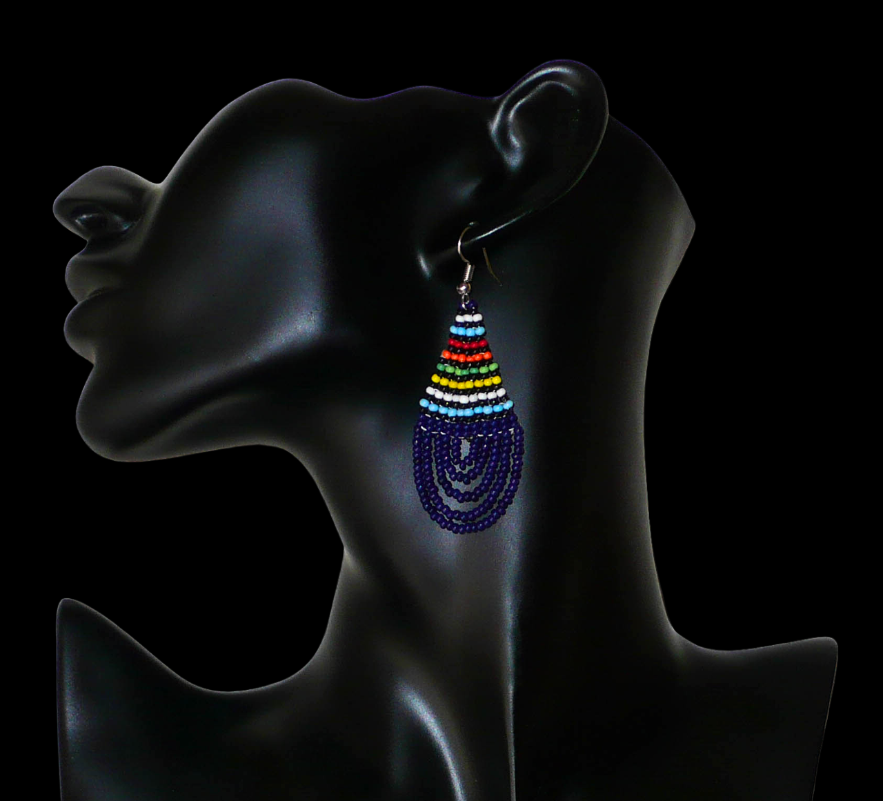 Boucles d'oreilles ethniques sud-africaines en forme de gouttes composées d'un tissage de perles de rocaille bleu foncé et multicolores. Elles mesurent 7 cm de long et 2,5 cm de large et se portent sur des oreilles percées. Timeless Fineries