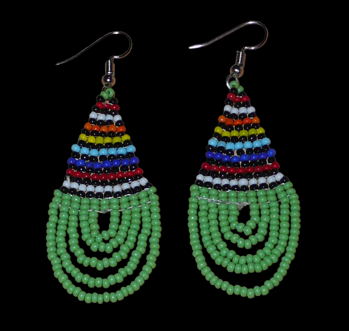 Boucles d'oreilles africaines vertes et multicolores de tradition sud-africaine zouloue composées de perles de rocaille tissées en forme de gouttes. Elles mesurent 7 cm de long et 2.5 cm e large.
