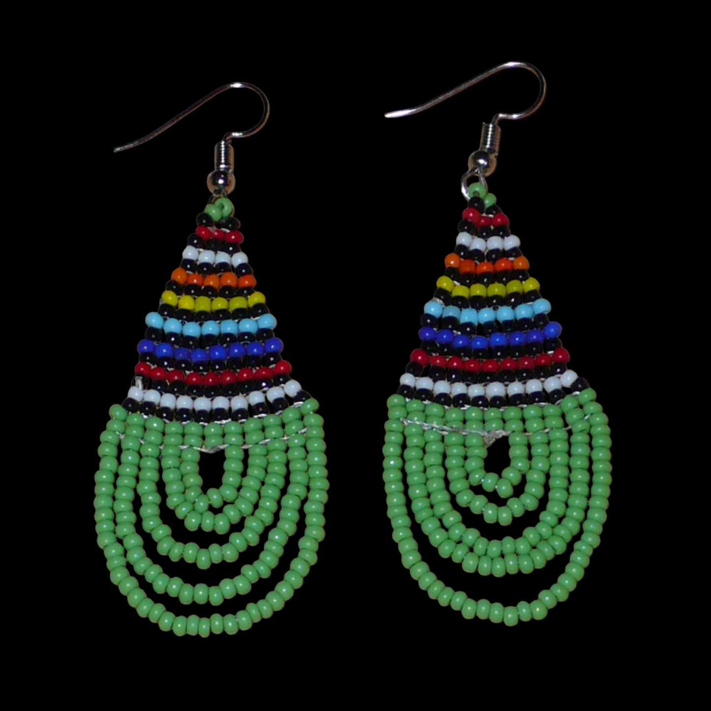 Boucles d'oreilles africaines vertes et multicolores de tradition sud-africaine zouloue composées de perles de rocaille tissées en forme de gouttes. Elles mesurent 7 cm de long et 2.5 cm de large.