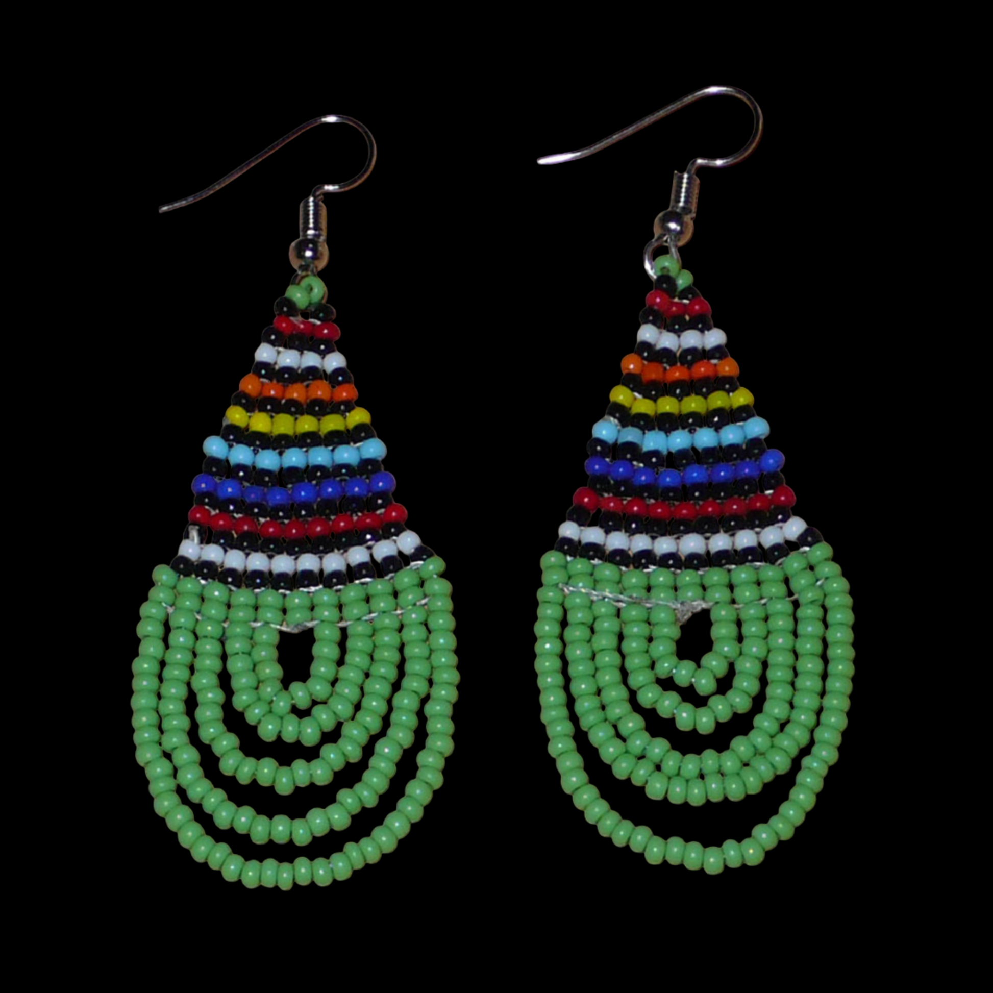 Boucles d'oreilles africaines vertes et multicolores de tradition sud-africaine zouloue composées de perles de rocaille tissées en forme de gouttes. Elles mesurent 7 cm de long et 2.5 cm de large.