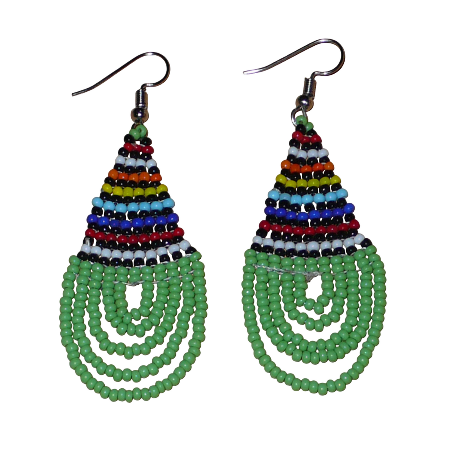 Boucles d'oreilles africaines vertes et multicolores de tradition sud-africaine zouloue composées de perles de rocaille tissées en forme de gouttes. Elles mesurent 7 cm de long et 2.5 cm de large.