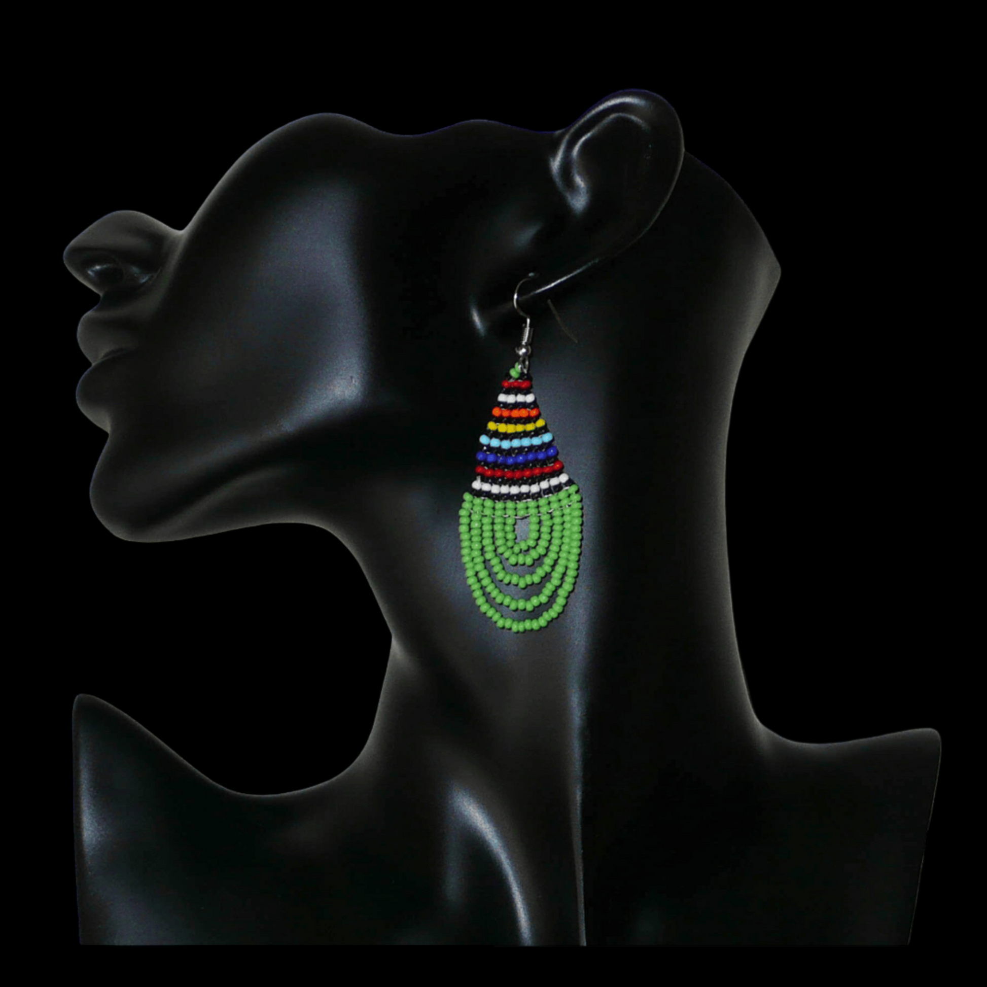 Boucles d'oreilles africaines vertes et multicolores de tradition sud-africaine zouloue composées de perles de rocaille tissées en forme de gouttes. Elles mesurent 7 cm de long et 2.5 cm de large.