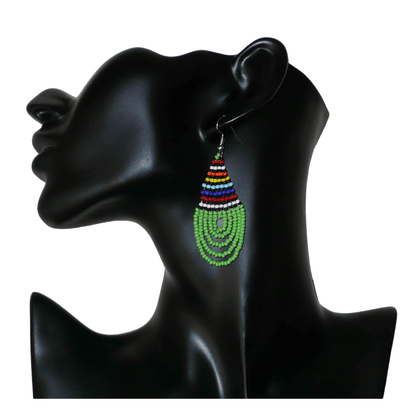 Boucles d'oreilles africaines vertes et multicolores de tradition sud-africaine zouloue composées de perles de rocaille tissées en forme de gouttes. Elles mesurent 7 cm de long et 2.5 cm e large.