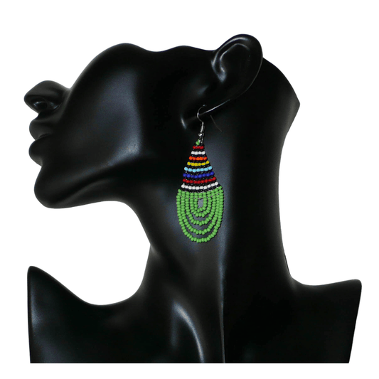 Boucles d'oreilles africaines vertes et multicolores de tradition sud-africaine zouloue composées de perles de rocaille tissées en forme de gouttes. Elles mesurent 7 cm de long et 2.5 cm e large.
