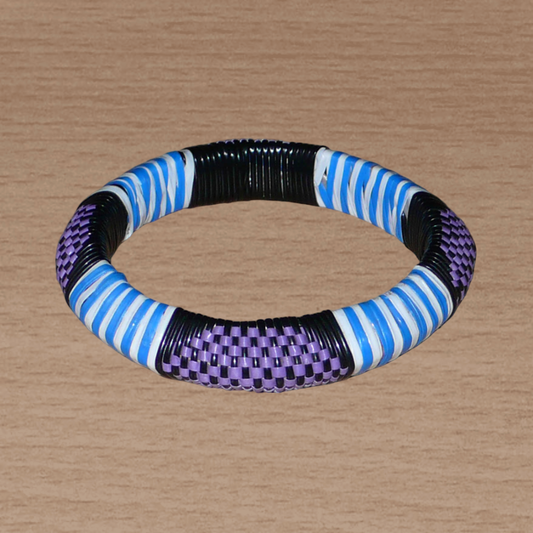 Bracelet africain à motifs ethniques rayés et à damiers composé d'un tissage de fines bandelettes de plastique recyclé violet, bleu, noir et blanc.
