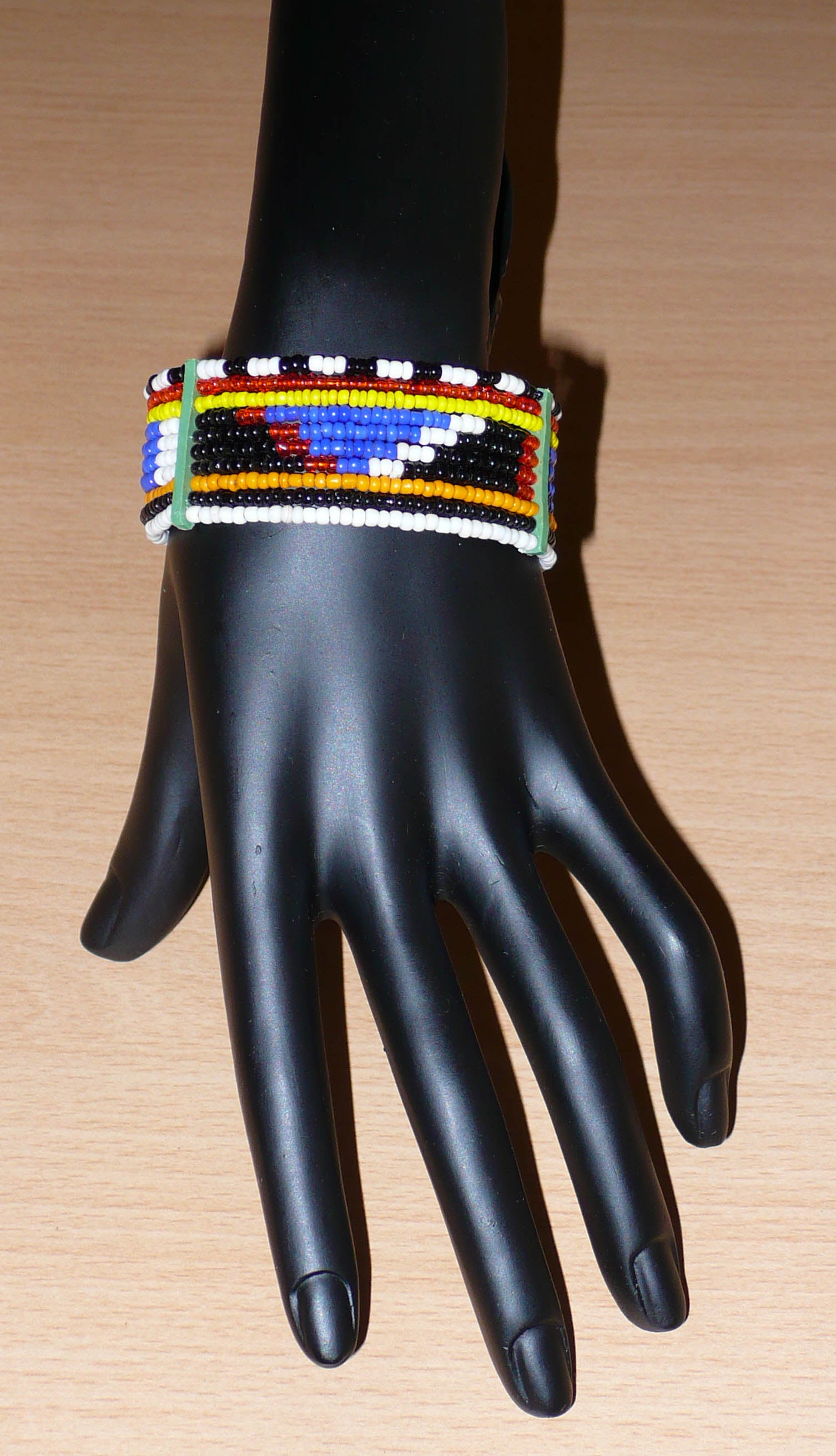 Bracelet africain de tradition ethnique Massai composé de dix rangées de perles de rocaille aux couleurs et motifs tribaux.