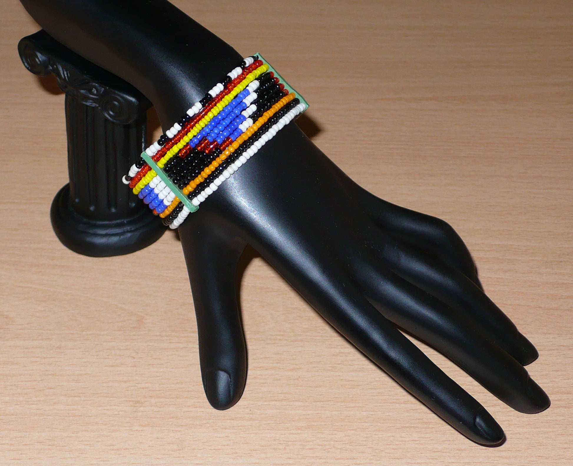 Bracelet africain de tradition ethnique Massai composé de dix rangées de perles de rocaille aux couleurs et motifs tribaux.