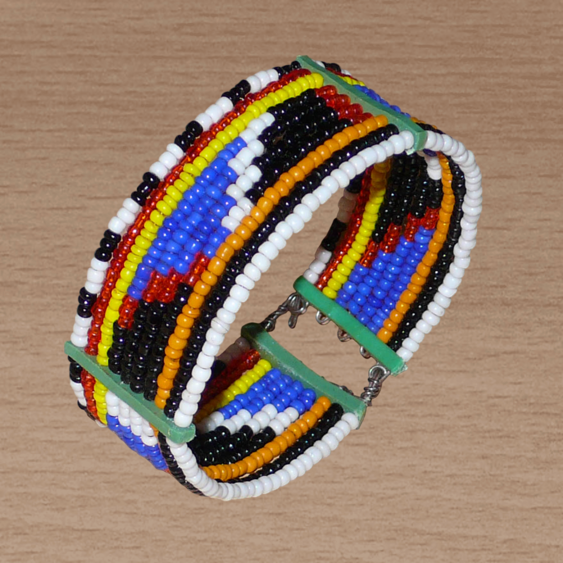 Bracelet africain de tradition ethnique Massai composé de dix rangées de perles de rocaille aux couleurs et motifs tribaux.