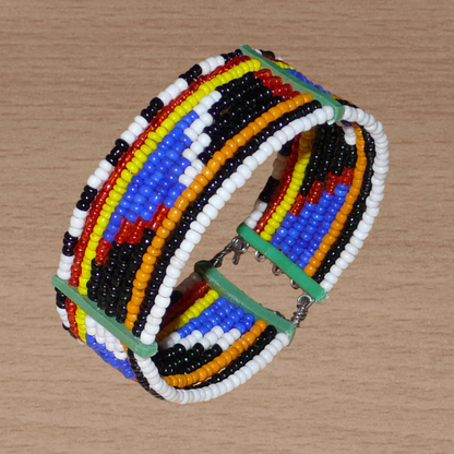 Bracelet africain de tradition ethnique Massai composé de dix rangées de perles de rocaille aux couleurs et motifs tribaux.