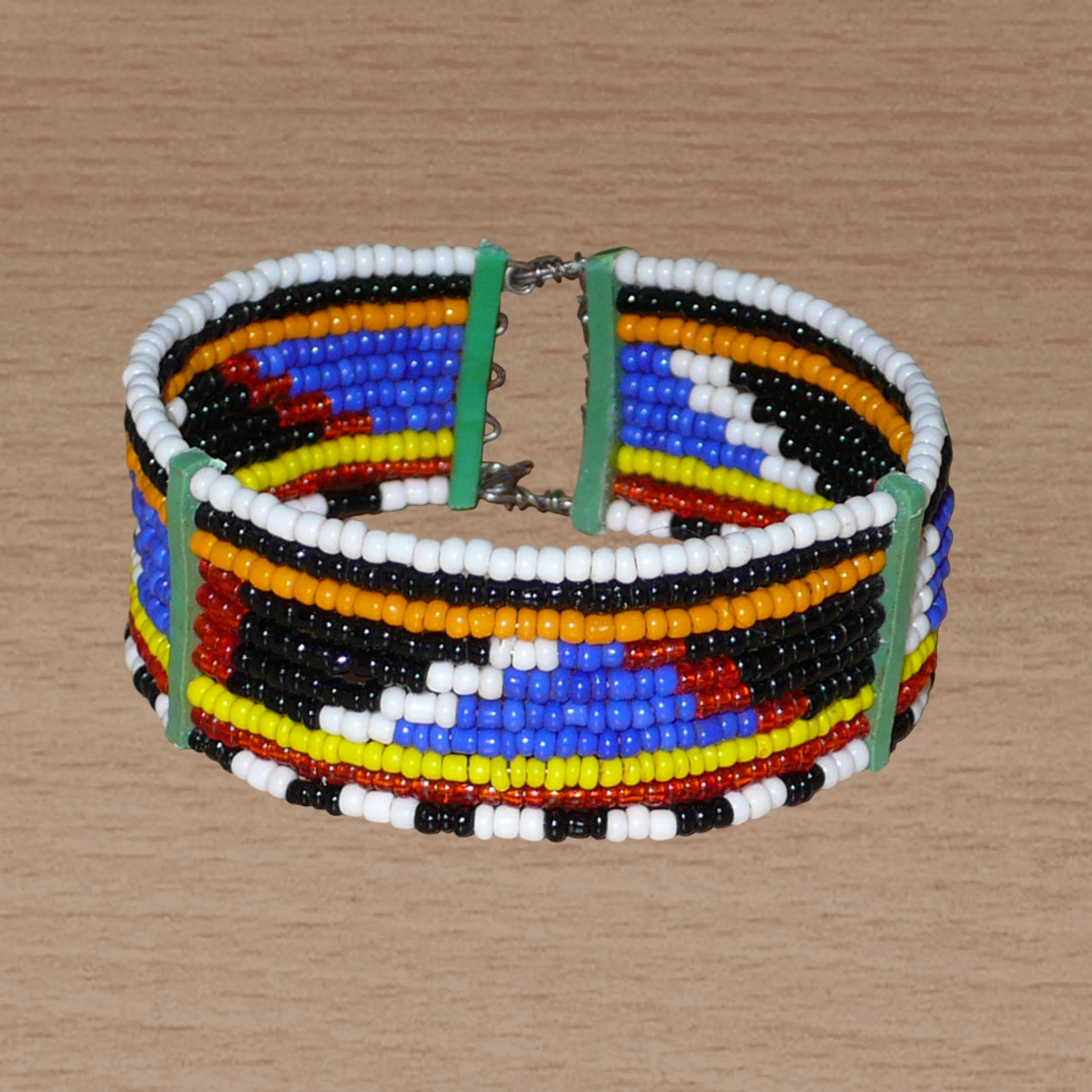 Bracelet africain de tradition ethnique Massai composé de dix rangées de perles de rocaille aux couleurs et motifs tribaux.