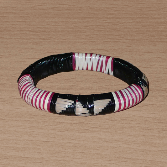 Conçu dans une démarche eco-responsable, ce bracelet africain tricolore est tressé à partir de fines bandes de plastique recyclé noir, écru et rose.